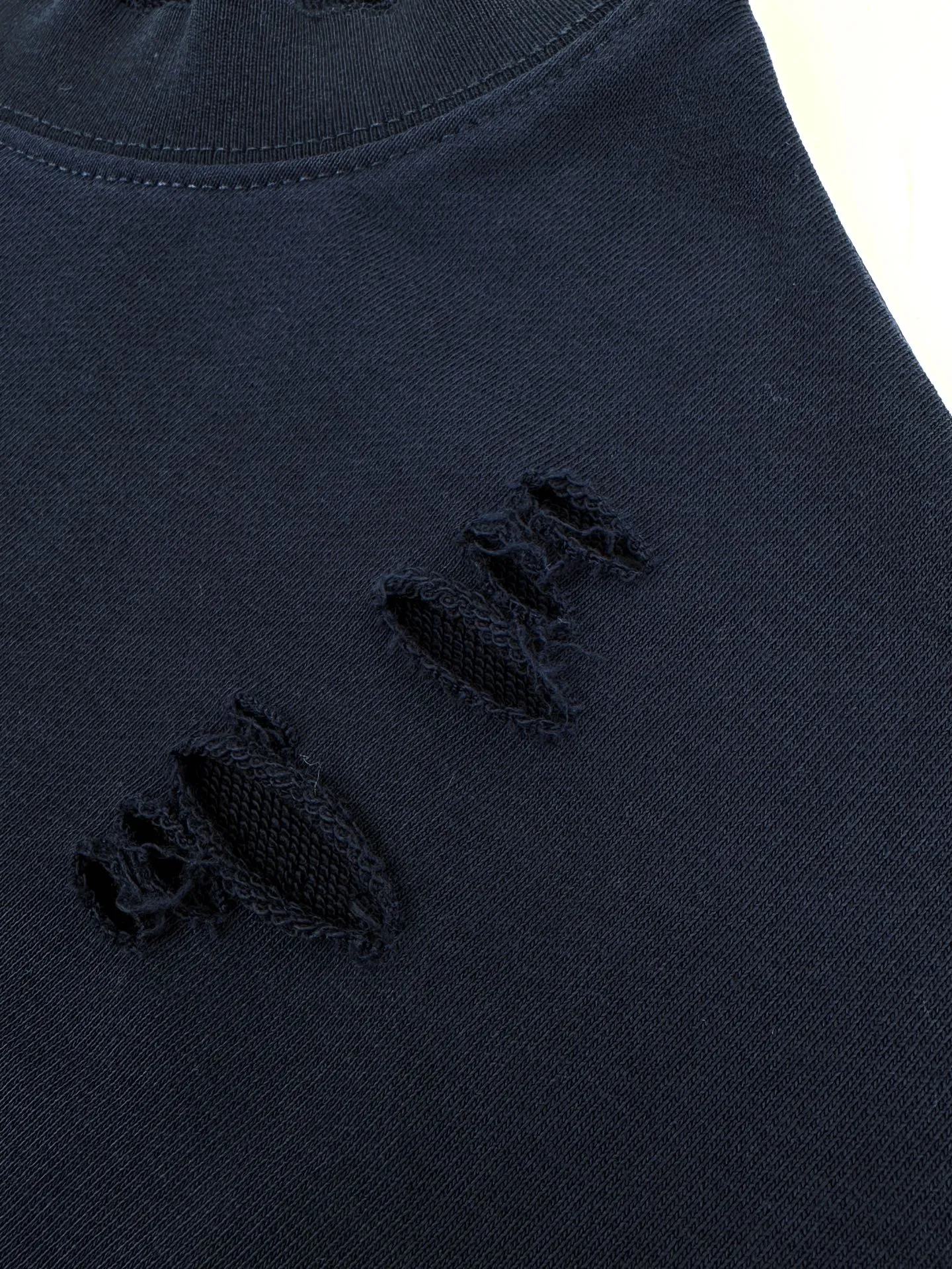 Acne Studi distressed distressed logo sweatshirt Custom etched soft raw cotton fleece Fluffy and soft, comfortable and skin-friendly Dark navy blue is quiet and restrained Matte mist base color symbiosis with destroyed texture Retro avant-garde style Denim rivet style logo printing on the chest Replicated old steel seal embossed texture The color tone naturally fades with the washing of the ready-made garments No fuss has been imprinted on the core of the brand spirit Artificially torn holes are carefully arranged in many places around the body. The cracks and raw edges are stretched wantonly. The wear traces eroded by time are reproduced. The regular shackles of traditional clothing are eliminated through deconstruction. The decadent street aesthetics and Nordic minimalist design genes are integrated to create outstanding avant-garde ready-to-wear products. Process 1: Using glue printing. The chest printing is modified after three times of film screen printing. Use glue liquid paint to print the pattern on the fabric. Bake the fabric to fix the printing pattern. Process 2: Many parts of the body of the garment are worn by pure manual regular positioning and manual brushing. Texture and depth are added to the surface of the clothing to imitate the texture of natural wear. Process 3: The fabrics are fermented and washed to give a better hand feel. Not easy to deform, not easy to shrink, not easy to fade, and maintain long-term beauty. Accessories: Customized 1:1 Acne trademark. Version: Loose version. Size: S M L XL. Style number: AA.